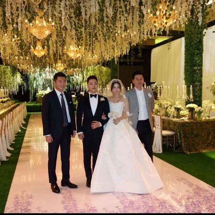 Cặp đôi chụp ảnh cùng Yang Hyun Suk.