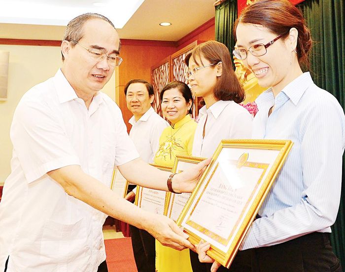 Bí thư Thành ủy TPHCM Nguyễn Thiện Nhân trao bằng khen tặng các tập thể tiêu biểu trong công tác tổ chức xây dựng Đảng. Ảnh: VIỆT DŨNG