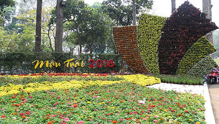 Cổng chào phía đường Trương Định