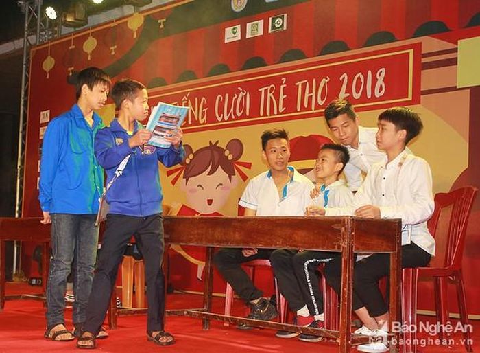Em Nguyễn Thiện Khiêm, lớp 11C5 - Trưởng BTC chương trình chia sẻ, các thành viên đã mất 1 tháng để chuẩn bị cho chương trình. Trong vòng 1 tháng qua, các bạn tình nguyện viên của chương trình đã sang làng SOS giao lưu, hướng dẫn cho các em nhỏ ở làng phát triển các năng khiếu như vẽ tranh, múa hát, đóng kịch… tham gia chương trình “Vì tiếng cười trẻ thơ”. Trong ảnh, một vở kịch do chính các em của làng SOS thể hiện. Ảnh: Chu Thanh