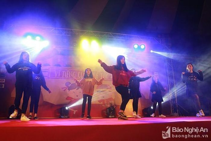 Chương trình mang lại tiếng cười, niềm vui cho các em và còn muốn giúp các em tự tin hơn vào chính mình, vươn lên trong cuộc sống. Ảnh: Chu Thanh