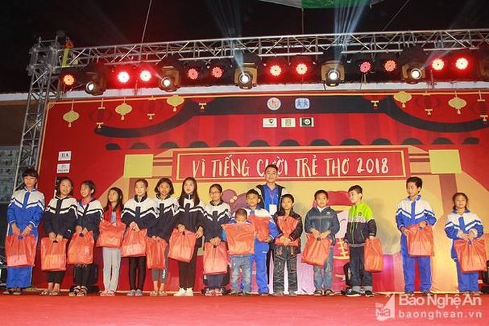 Tại chương trình, các tình nguyện viên đã tặng gần 180 suất quà cho các mẹ và các em thuộc 15 nhà của làng SOS. Ảnh: Chu Thanh