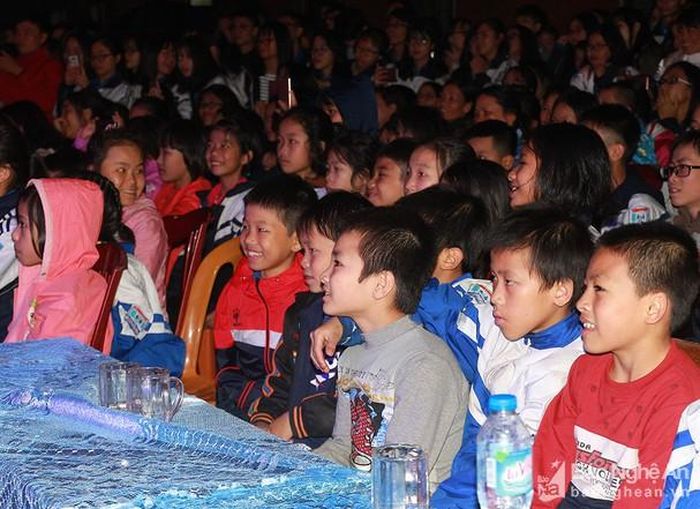 Các em ở làng trẻ SOS thích thú theo dõi màn biểu diễn kết hợp giữa các tình nguyện viên trường THPT chuyên Phan Bội Châu và các bạn trong làng. Ảnh: Chu Thanh