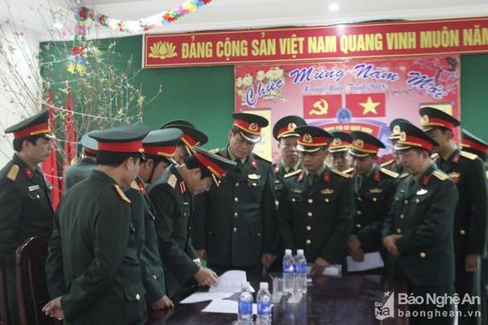 Đoàn công tác của Bộ Tư lệnh Quân khu 4 về thăm, kiểm tra công tác SSCĐ và chúc Tết cán bộ, chiến sỹ Sư đoàn 324. Ảnh: Lê Tường Hiếu