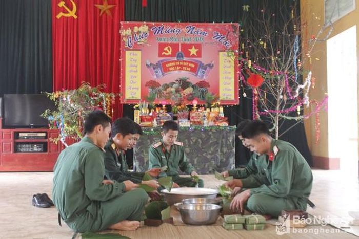 Và ngày Tết không bao giờ thiếu bánh chưng. Ảnh: Lê Tường Hiếu