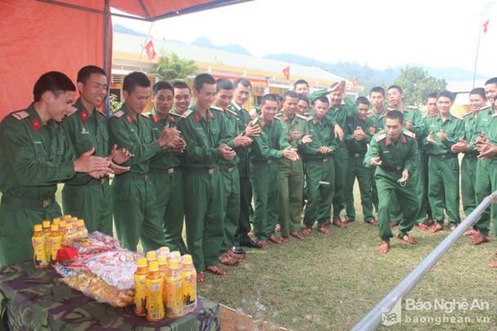 Các đơn vị cũng tổ chức trò chơi dân gian trong những ngày Tết, tạo không khí vui tươi, phấn khởi cho bộ đội. Ảnh: Lê Tường Hiếu