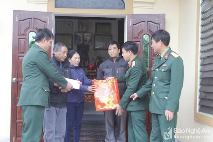 Cũng trong dịp Tết Mậu Tuất 2018, Sư đoàn 324 trích gần 2,1 tỷ đồng từ nguồn quỹ đơn vị để thăm hỏi, tặng quà gia đình chính sách, người có công, gia đình quân nhân khó khăn. Ảnh: Lê Tường Hiếu