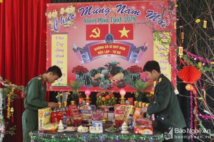 Giữ gìn truyền thống dân tộc, mỗi đơn vị từ cấp đại đội trở lên đều lập bàn thờ Tổ quốc với đầy đủ hương vị ngày Tết. Ảnh: Lê Tường Hiếu