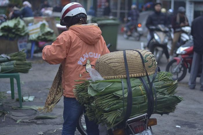Nhiều năm nay, người dân chọn chợ lá dong là nơi mua hàng trong những ngày cận Tết. Ảnh: Thanh Hà.