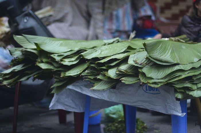 Lá dong được bày bán khắp nơi. Ảnh: Thanh Hà.