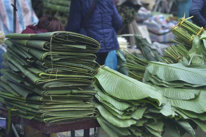 Lá dong, lá chuối được bán theo bó. Ảnh: Thanh Hà.