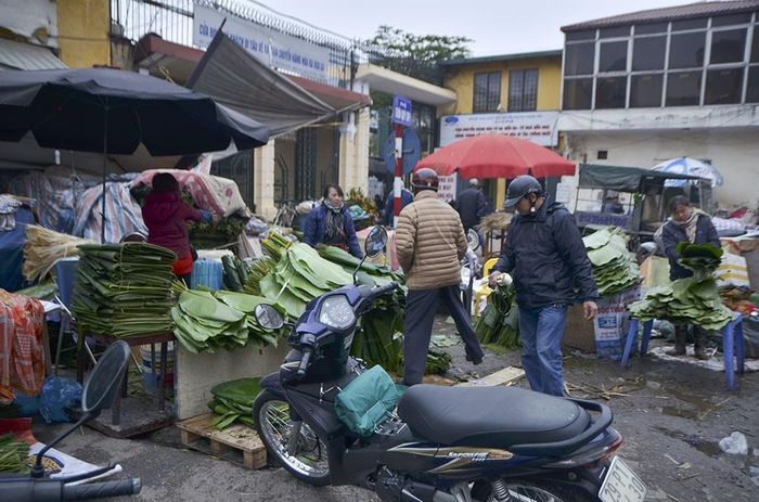 Lá dong rừng và lá dong được người dân trồng bày bán tại khu chợ. Ảnh: Thanh Hà.