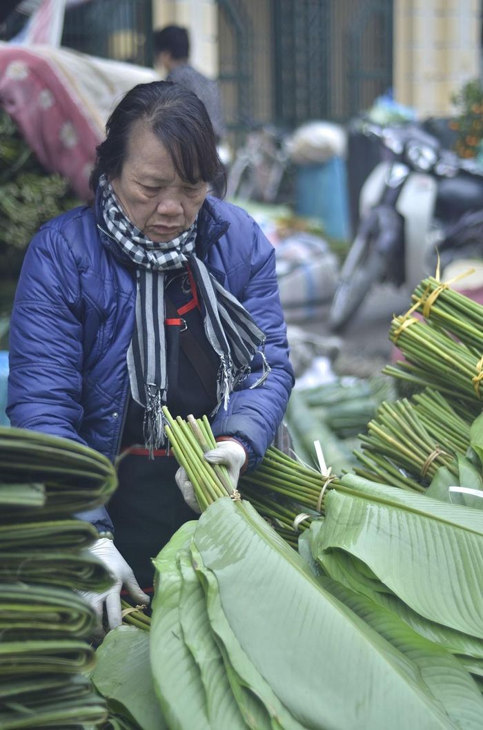 Theo một người bán hàng thì năm nay lá dong đẹp và bán giá cao. Ảnh: Thanh Hà.