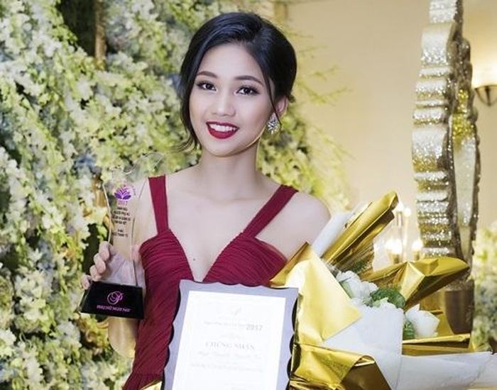 Á hậu Thanh Tú nhận giải thưởng Người phụ nữ giữ gìn và quảng bá văn hóa Việt.