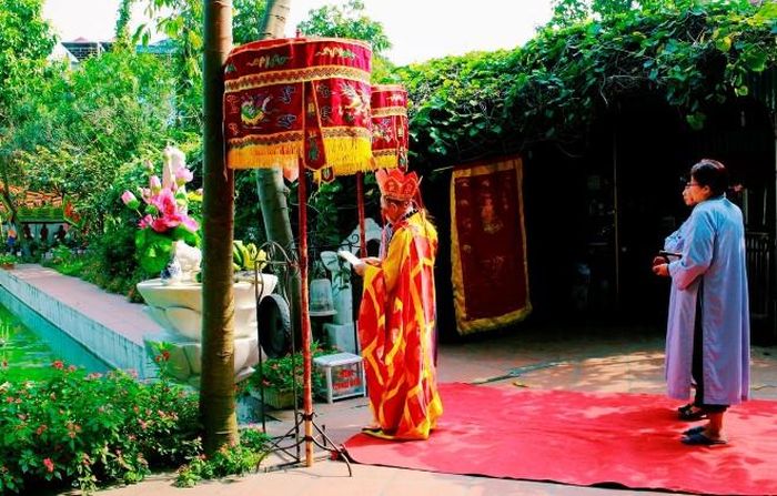 Ông Bảo Sinh mặc cà sa thực hiện nghi lễ cầu siêu cho thú cưng trước khi đưa chúng về thế giới bên kia