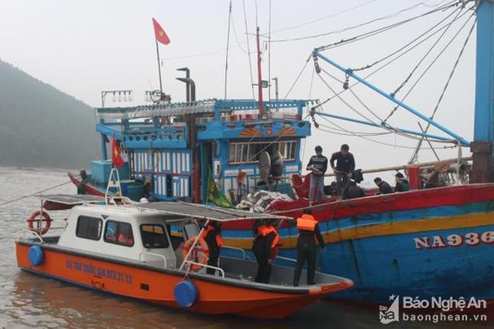 Lực lượng chức năng kiểm tra giấy tờ và các trang thiết bị của ngư dân trước khi ra khơi. Ảnh: Thanh Toàn