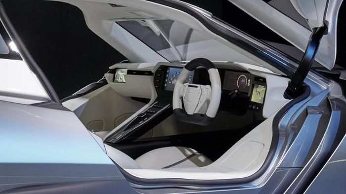 Dự kiến, lô hàng đầu tiên sẽ bao gồm 50 chiếc Aspark Owl được trang bị cửa dạng gullwing, bảng đồng hồ kỹ thuật số cùng vô-lăng tích hợp nhiều nút bấm khác nhau. Mức giá của siêu xe điện tăng tốc nhanh nhất thế giới này vào khoảng 4 triệu USD.