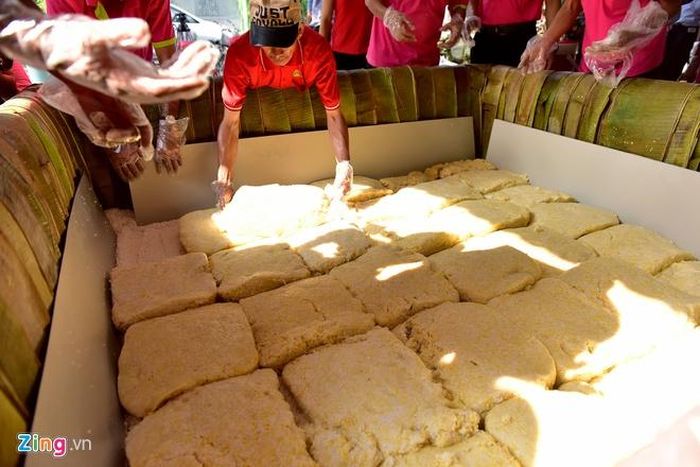 Năm 2016, Công viên Đầm Sen phải huy động 50 người với nhiều công đoạn gói, nấu bánh chưng nặng 2,5 tấn dâng quốc tổ Hùng Vương. Ảnh: Lê Quân. 