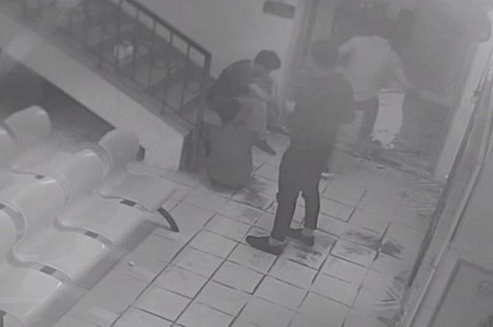  Các đối tượng gây gổ, đuổi đánh y, bác sĩ tại Bệnh viện Đa khoa huyện Bố Trạch (ảnh trích xuất từ camera bệnh viện). 