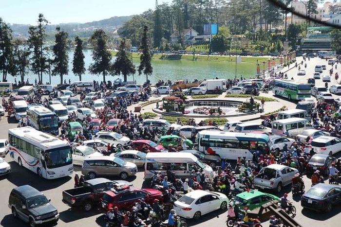  Với người Đà Lạt, mỗi mùa du lịch đều là những cơn ác mộng thật sự. Trung tâm thành phố luôn trong tình trạng ùn tắc, tiếng động cơ, còi xe inh ỏi suốt ngày . Ảnh: Đoàn Kiên. 