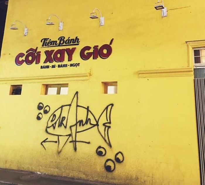 Bức tường vàng Cối Xay Gió, địa điểm check-in ưa thích của giới trẻ khi đến Đà Lạt bị vẽ bậy đã khiến nhiều người bức xúc những ngày qua. Ảnh: Demi Vu.