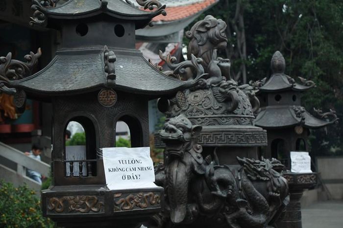 Chùa Vĩnh Nghiêm quy định mỗi Phật tử, người dân chỉ được mang một nén nhang vào chính điện. 
