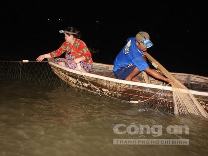 Nghề săn cá bông lau rất vất vả do phải thức đêm, bị nước “ăn” tay chân