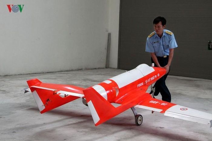  UAV-02 là loại có tính năng khá cao cấp với hai động cơ phản lực, sải cánh 2,8 m, chiều dài thân 2,5 m. 