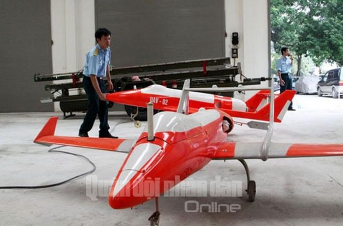  UAV-02 có các tính năng theo thiết kế đạt tốc độ bay hành trình từ 250 đến 350 km/giờ, bán kính hoạt động 100 km, độ cao bay tối đa 8.000 m; máy bay nặng 38 kg khi nạp đủ nhiên liệu, thời gian hoạt động tối đa là 45 phút. 