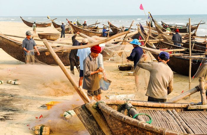 Dọn dẹp lại ngư lưới cụ sau một đêm đánh bắt.