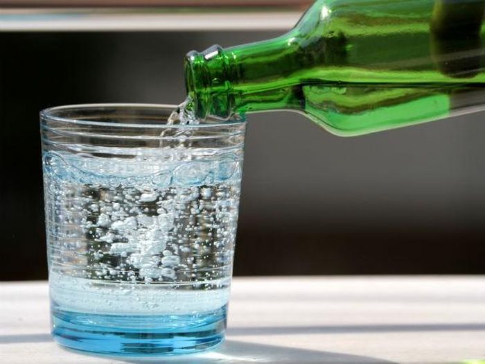 Lượng fluor trong nước soda chứa sẽ phụ thuộc vào nước dùng để pha chế nó. Tuy nhiên, uống soda không tốt cho sức khỏe, đặc biệt là soda có đường, vì vậy, bạn nên hạn chế.
