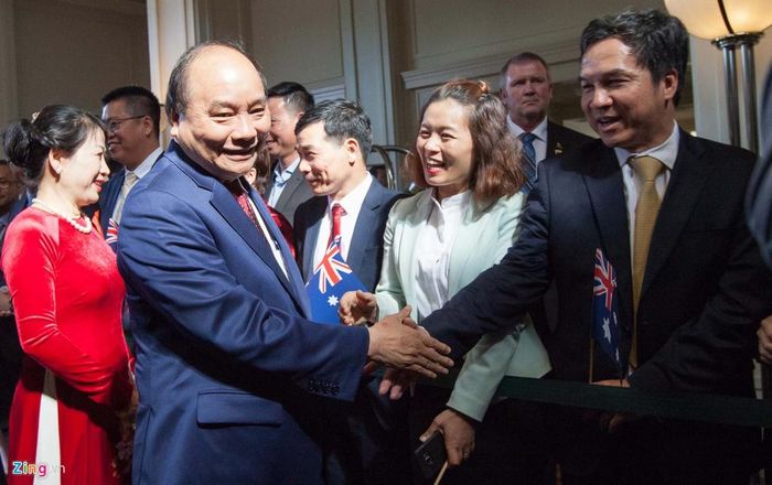 Sáng 14/3, Thủ tướng cũng đã có chuyến thăm tới Đại học Waikato ở thành phố Hamilton của New Zealand trước khi kết thúc tốt đẹp chuyến thăm tới đảo quốc Kiwi này. Đại học Waikato là một trường trong top 300 trên thế giới và là nơi có nhiều hoạt động hợp tác giáo dục với Việt Nam. Trong ảnh, Thủ tướng bắt tay đông đảo kiều bào có mặt tại khách sạn Hyatt Canberra để đón chào.
