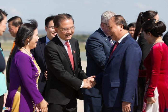 Đón đoàn ở sân bay có Nghị sĩ James McGrath, Bộ trưởng đại diện Thủ tướng Australia, ông Stephanie Foster, Phó tổng thư ký Văn phòng Thủ tướng, Đại sứ Việt Nam tại Australia Ngô Hướng Nam, Đại sứ Australia tại Việt Nam Craig Chittick cùng đông đảo bà con kiều bào.