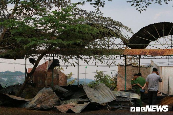  Căn nhà làm bằng gỗ bị ngọn lửa thiêu rụi hoàn toàn. (Ảnh: HD) 
