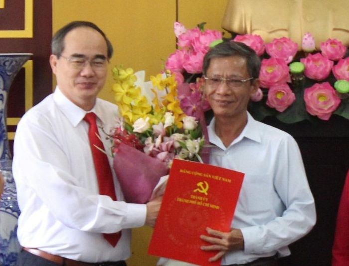 Bí thư Thành ủy Nguyễn Thiện Nhân trao quyết định điều động, phân công ông Huỳnh Thanh Hải nhận nhiệm vụ mới. Ảnh: TÁ LÂM