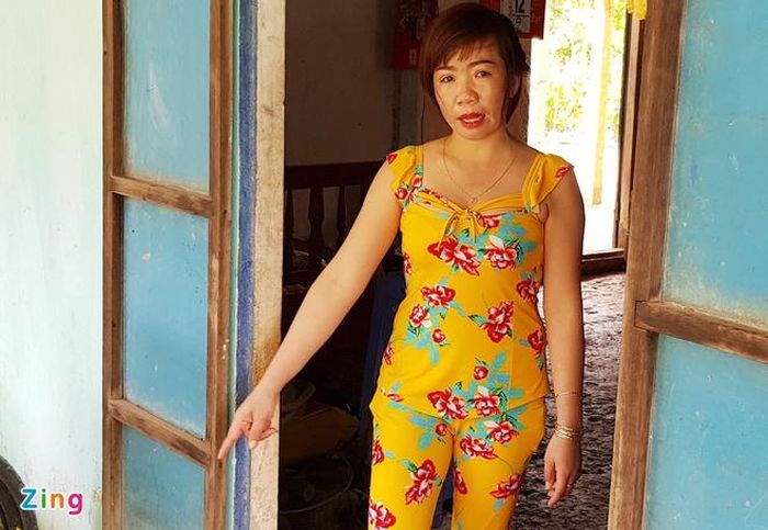 Chị Kiều Trang chỉ nơi em gái Kiều Phương bị chém. Ảnh: Việt Tường.