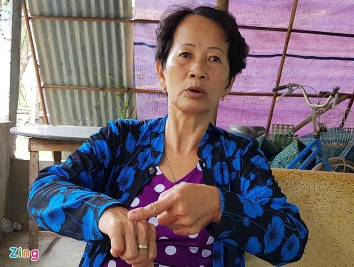 Bà Hà kể lại vụ việc. Ảnh: Việt Tường.