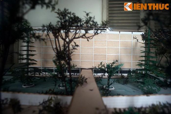 Theo thiết kế, tòa nhà là một khối vuông vức có 6 tầng được bao bọc bởi 7.800 viên đá Taredo. Cửa chính của tòa Đại sứ quán trang bị bằng thép dầy, các cửa sổ lắp lớp kính dầy đặc biệt chống đạn.