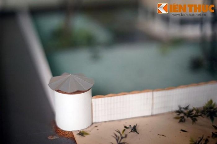 Bao quanh tòa nhà là bức tường cao 3m. Các góc tường xây lô cốt cao.
