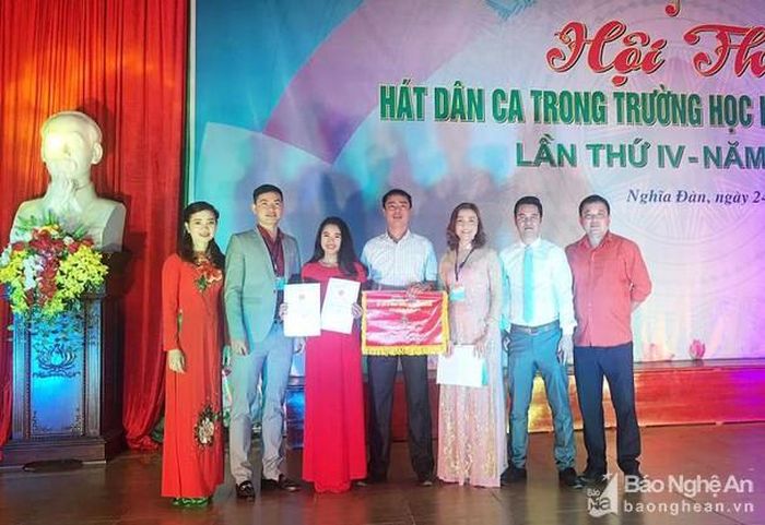 Trao giải Nhất cho Trường Tiểu học Nghĩa Lợi. Ảnh: Đức Anh