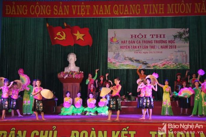 Một tiết mục dự thi của đội Thị trấn. Ảnh: Phương Hảo