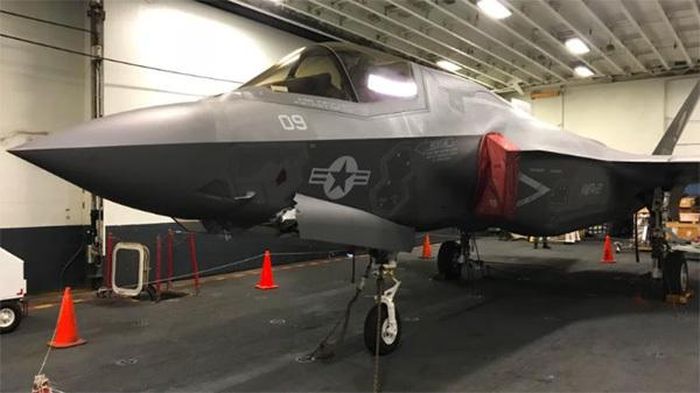 Một chiếc F-35B trong nhà chứa máy bay của tàu USS Wasp. (Ảnh: CNN)