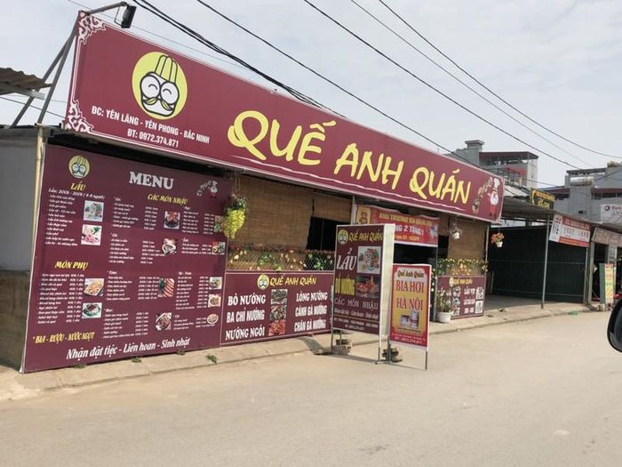 Hàng quán được dựng lên hoạt động một cách rầm rộ.