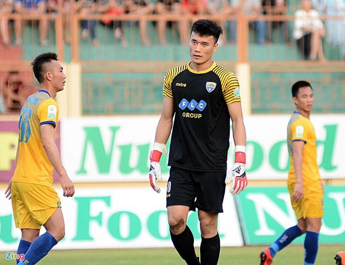 Thủ môn của U23 Việt Nam vẫn có một số pha cứu thua tốt. Tuy nhiên, anh ra vào chưa thật hợp lý và phối hợp với các đồng đội chưa thật sự ăn ý. Việc HLV Marian Mihail sử dụng nhiều ở mùa giải này sẽ giúp Tiến Dũng trưởng thành hơn.
