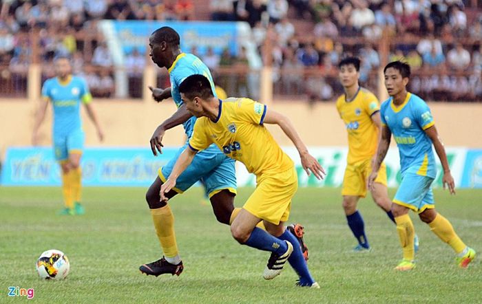 Toure hoạt động rất năng nổ trên hàng tấn công của Khánh Hòa. Anh thường chiến thắng các trung vệ Lê Văn Đại, Minh Tùng hay Đinh Tiến Thành ở những pha tranh chấp tay đôi. Phút 58, Toure xử lý bóng khéo léo trong vòng cấm, trước khi dứt điểm chìm nâng tỷ số lên 2-0 cho đội nhà.