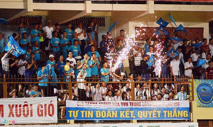 Niềm vui của số đông khán giả trên sân 19/8. Khánh Hòa vẫn cho thấy mình là đội bóng khó chơi với bất cứ đối thủ nào, đặc biệt trên sân nhà. Sau trận thua 0-1 trên sân TP.HCM, đội bóng của HLV Võ Đình Tân đã lột xác hoàn toàn.