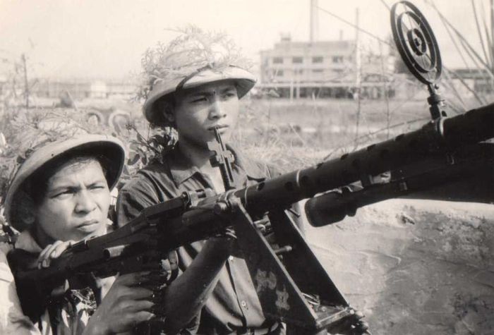 Các loại súng máy họ MG mà Việt Nam sử dụng bao gồm loại MG34 và MG42, phần lớn các loại vũ khí này đều do Liên Xô viện trợ. Đây là số vũ khí Đức chế tạo, Liên Xô tịch thu lại làm chiến lợi phẩm sau Chiến tranh thế giới và viện trợ cho nhiều đồng minh, trong đó có cả Việt Nam. Nguồn ảnh: Vietnamwar.