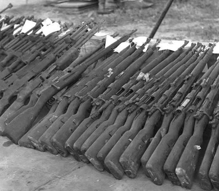 Một kho vũ khí dự trữ của ta bị Mỹ thu giữ, có thể thấy ngoài các loại súng trường Mosin Nagat của Liên Xô, còn có cả khẩu Kar98K của Đức và khẩu BAR của Mỹ. Nguồn ảnh: Mirageca.