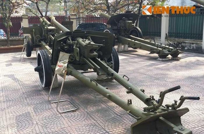 Dù vậy, khi về tới Việt Nam, với lối đánh du kích là chủ yếu, các khẩu Pak-40 của ta thường không đối đầu trực diện với xe tăng địch do loại pháo kéo này có độ cơ động kém. Phần lớn các khẩu Pak-40 của ta chỉ được bố trí để phòng vệ duyên hải dọc Vịnh Bắc Bộ, chống xuồng cao tốc và tàu đổ bộ thám báo, biệt kích của đối phương.