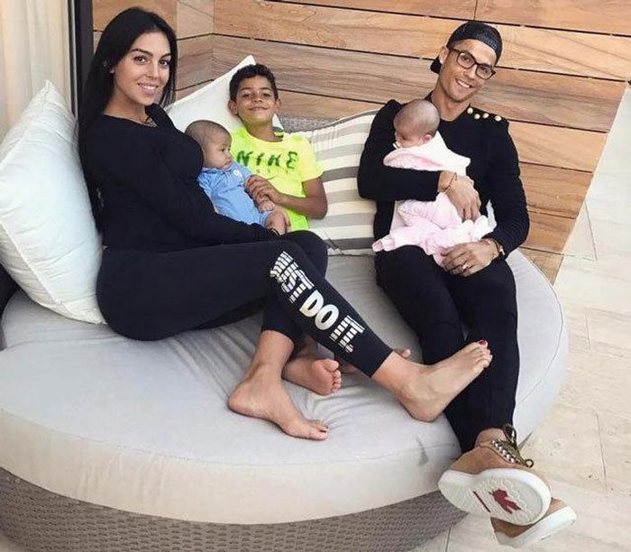 Ronaldo cùng tổ ấm của mình.